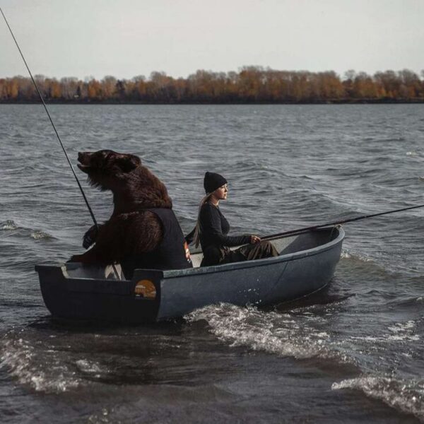 Una mujer apasionada por la pesca se viraliza en redes sociales, por su peculiar mascota, se trata de un oso pardo