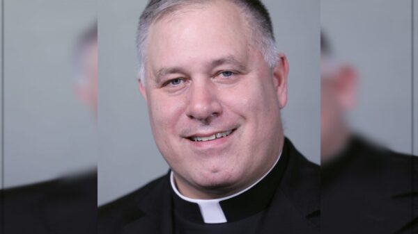 Tremendo escandalo vive la iglesia católica de EU, luego de que un obispo fuera exhibido utilizando aplicaciones para ligar chacal