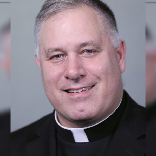 Tremendo escandalo vive la iglesia católica de EU, luego de que un obispo fuera exhibido utilizando aplicaciones para ligar chacal