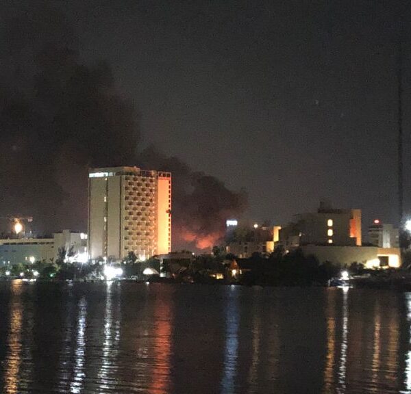 Cancún: Incendio consume tres palapas en playa Langosta (VIDEO).