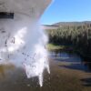 Con el fin de repoblar con peces 200 lagos montañosos de Estados Unidos, lanzaron desde una avioneta una carga de miles de alevines
