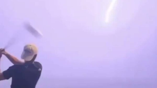 Video: Rayo golpea pelota de golf en pleno vuelo, el hombre se salva de milagro