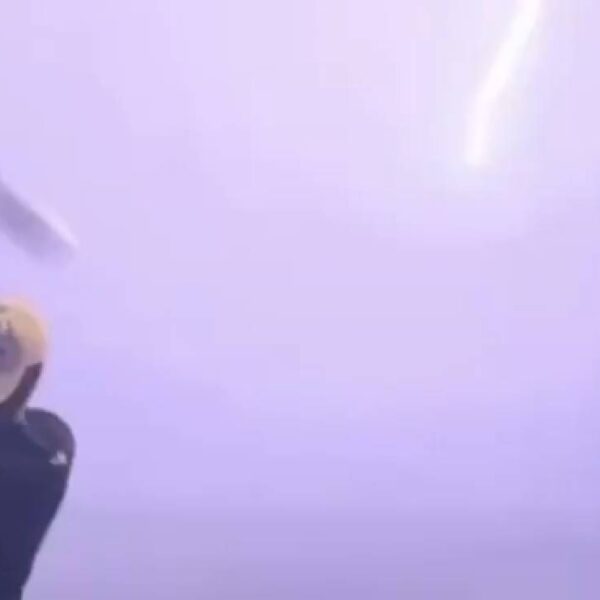 Video: Rayo golpea pelota de golf en pleno vuelo, el hombre se salva de milagro