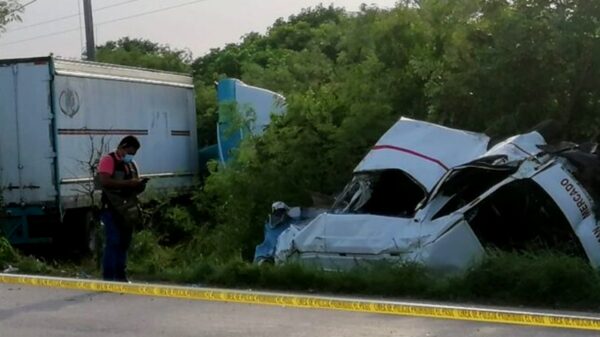 Sube a 7 la cifra de muertos del accidente entre combi y tráiler sobre el Periférico de Mérida