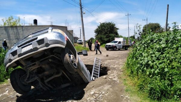 Otro socavón en Puebla; ahora se ‘tragó’ una pipa de gas.