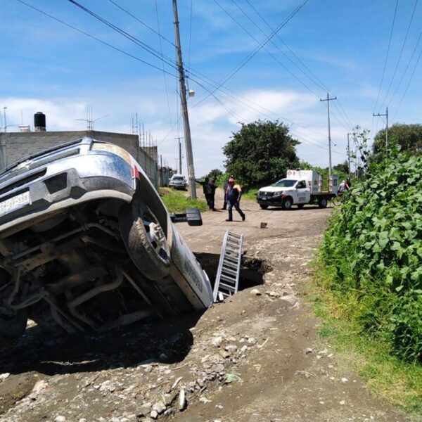 Otro socavón en Puebla; ahora se ‘tragó’ una pipa de gas.