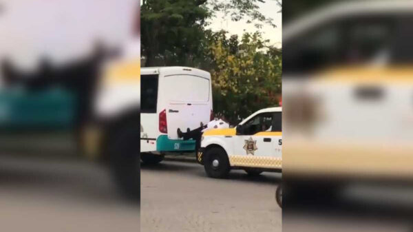 En redes sociales se ha viralizado el video de un policía que con sus poderosas piernas empuja un auto que se había quedado averiado en la vía pública