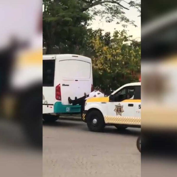 En redes sociales se ha viralizado el video de un policía que con sus poderosas piernas empuja un auto que se había quedado averiado en la vía pública