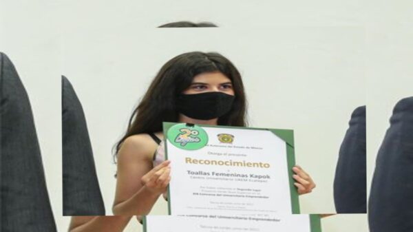 Una estudiantes del UAEM, desarrolló una toalla femenina elaborada con la fibra del árbol de kapok, que es biodegradable