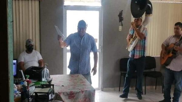 El video de un hombre cantando al salir del registro civil ha ganado popularidad en redes sociales, pues fue la forma en que celebró al firmar su divorcio