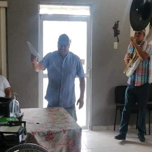 El video de un hombre cantando al salir del registro civil ha ganado popularidad en redes sociales, pues fue la forma en que celebró al firmar su divorcio