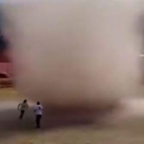 Un remolino de polvo sorprendió a los jugadores cuando se disponían a iniciar el partido