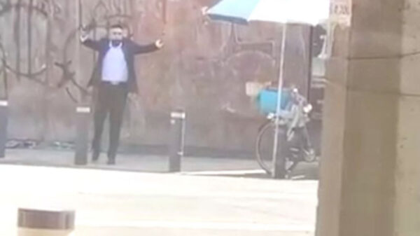 Video: Asaltante se rinde tras desatar balacera