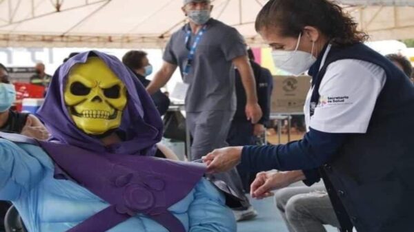 En redes sociales se viraliza una serie de fotografías de un centro de vacunación contra el Covid-19, en el cual se encontraba Skeletor, el legendario rival de He-Man