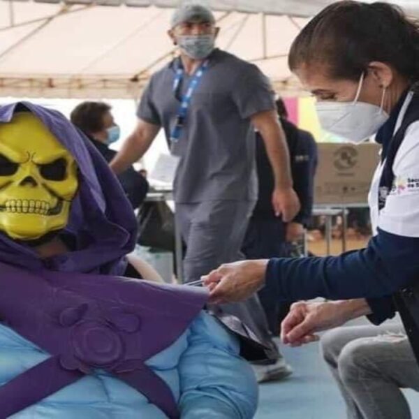 En redes sociales se viraliza una serie de fotografías de un centro de vacunación contra el Covid-19, en el cual se encontraba Skeletor, el legendario rival de He-Man