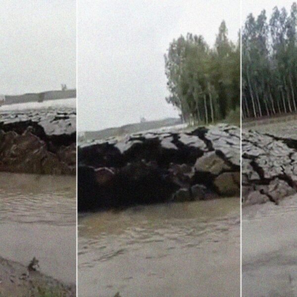 Un extraño fenómeno que fue captado en video se viraliza, se trata de un pedazo de tierra sumergido en agua que se eleva repentinamente