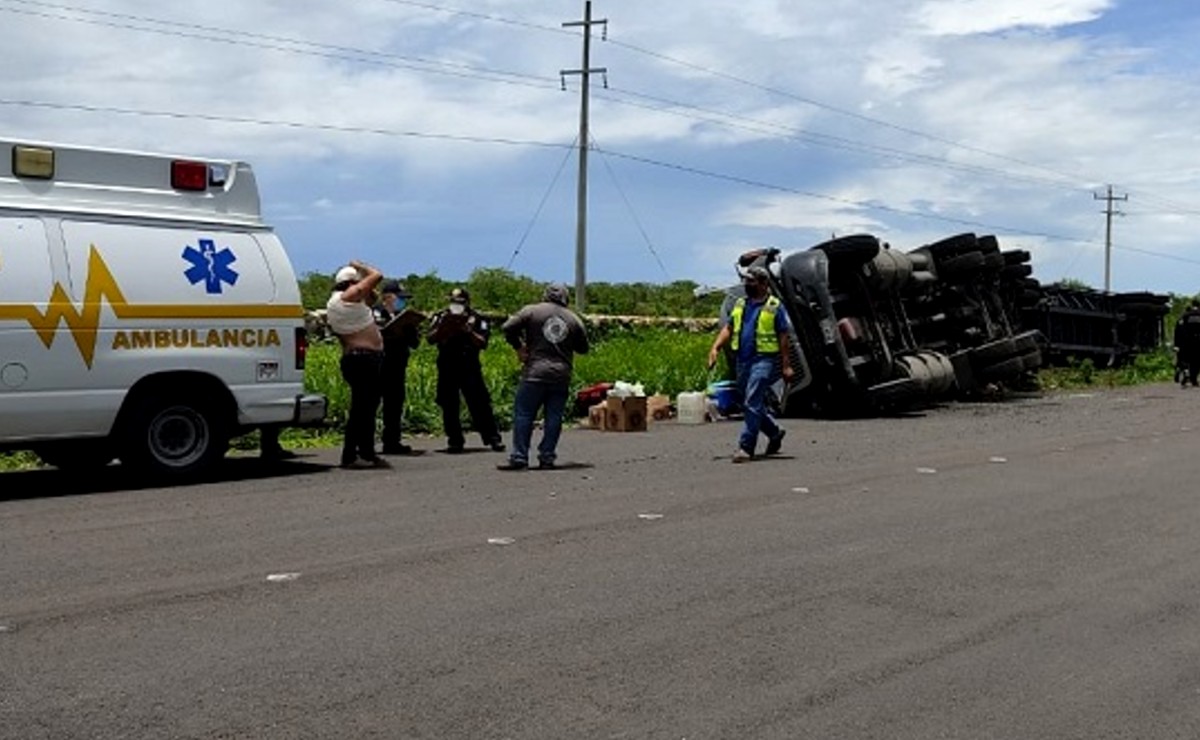 Conductor de tráiler termina con lesiones tras volcar sobre la vía Tizimín-Buctzotz