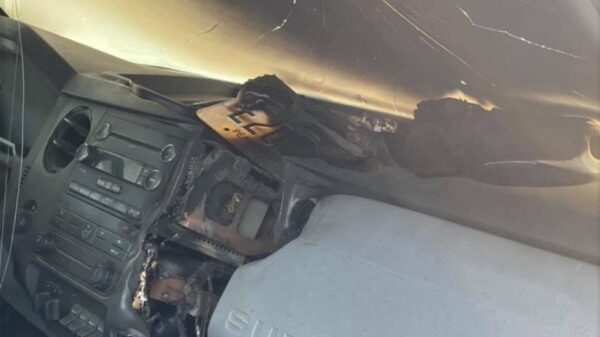 Un usuario de Facebook publicó una serie de fotografías de un vehículo que fue alcanzado por un rayo, las cuales se viralizan, ante los daños causados