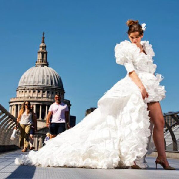 El vestido de novia confeccionado con mil 500 mascarillas recicladas se populariza, debido a lo original del atuendo y la forma en como fue modelado
