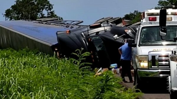 Conductor de tráiler termina con lesiones tras volcar sobre la vía Tizimín-Buctzotz