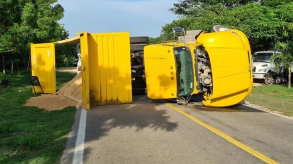 Vuelca camión con toneladas de polvo en la vía Ucú-Hunucmá