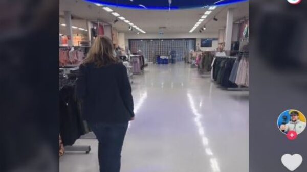 En la ciudad de Brisbane, Australia, un despistado cliente se vio sorprendido al quedarse encerrado en un supermercado