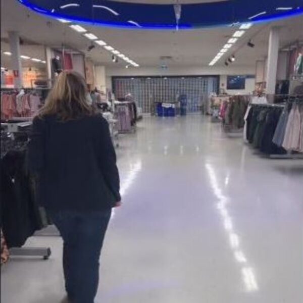 En la ciudad de Brisbane, Australia, un despistado cliente se vio sorprendido al quedarse encerrado en un supermercado