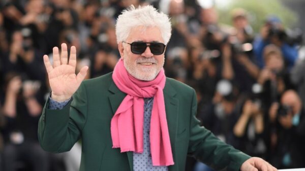 Instagram se disculpa y restablece cartel de la nueva película de Pedro Almodóvar  