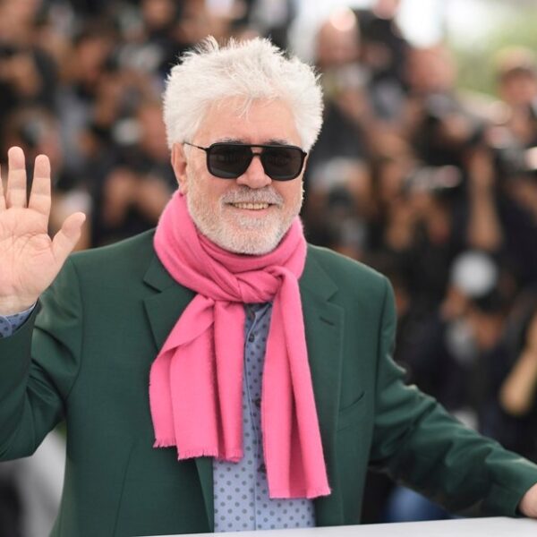 Instagram se disculpa y restablece cartel de la nueva película de Pedro Almodóvar  