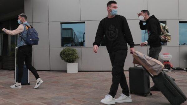 Messi sale de París y regresa a Barcelona