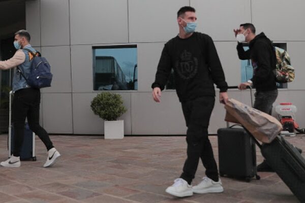 Messi sale de París y regresa a Barcelona