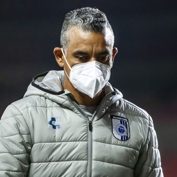 Héctor Altamirano valió gallo, renuncia como Director Técnico del Querétaro