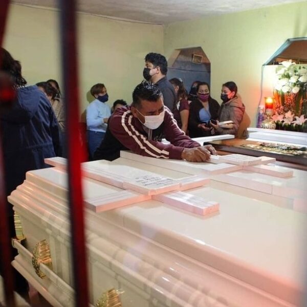 Dan último adiós a familia que falleció en deslave por ‘Grace’.