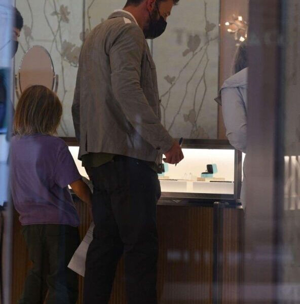 Captan a Ben Affleck en joyería buscando anillo de compromiso