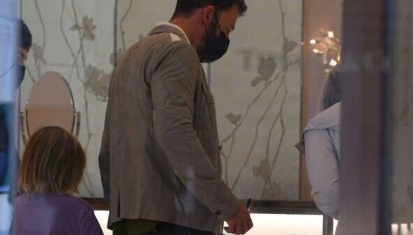 Captan a Ben Affleck en joyería buscando anillo de compromiso