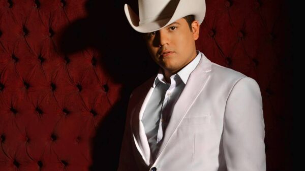 Remmy Valenzuela como si nada, ofreció show tras golpear brutalmente a una mujer