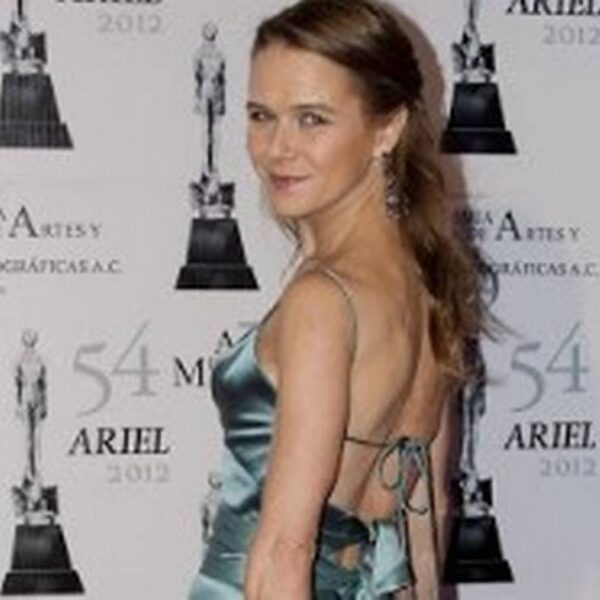 Por la pandemia Nailea Norvin ahora se dedica a vender en los tianguis