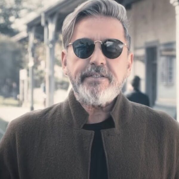 Ricardo Montaner comparte imagen de su esposa en la ducha