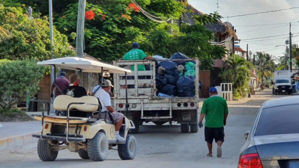 A temprana hora inició la recoja de basura en la isla de Holbox