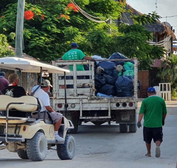A temprana hora inició la recoja de basura en la isla de Holbox