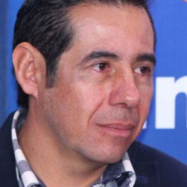 Yordi Rosado a punto de perder la vida mientras nadaba