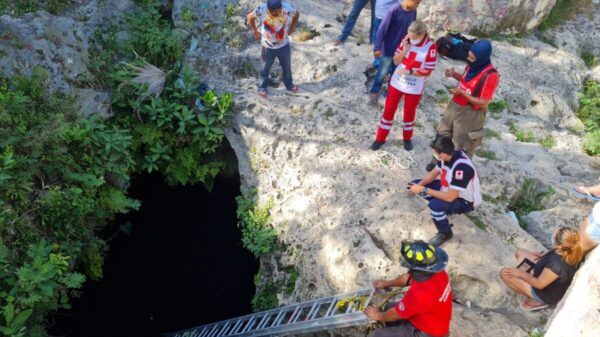 En Cancún una persona cae dentro de un cenote, autoridades esperan ubicarlo