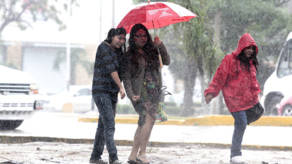 Clima: Sorprenden fuertes lluvias a cancunenses.