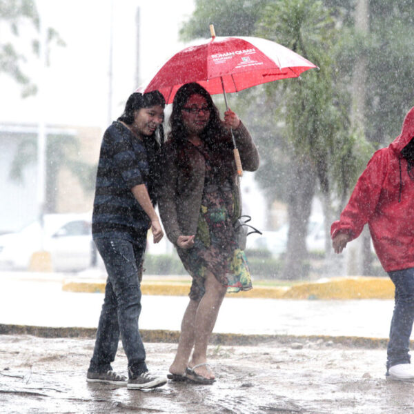 Clima: Sorprenden fuertes lluvias a cancunenses.
