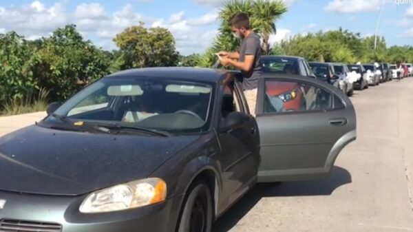 Maestros y padres de familia del movimiento 'Abre mi escuela' se manifiestan en Cancún