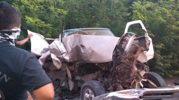 Choca camioneta contra camión estacionado en la carretera a Chiquilá.