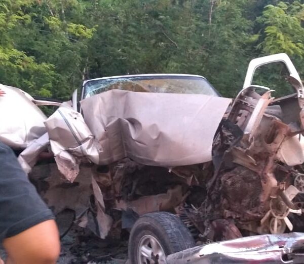 Choca camioneta contra camión estacionado en la carretera a Chiquilá.