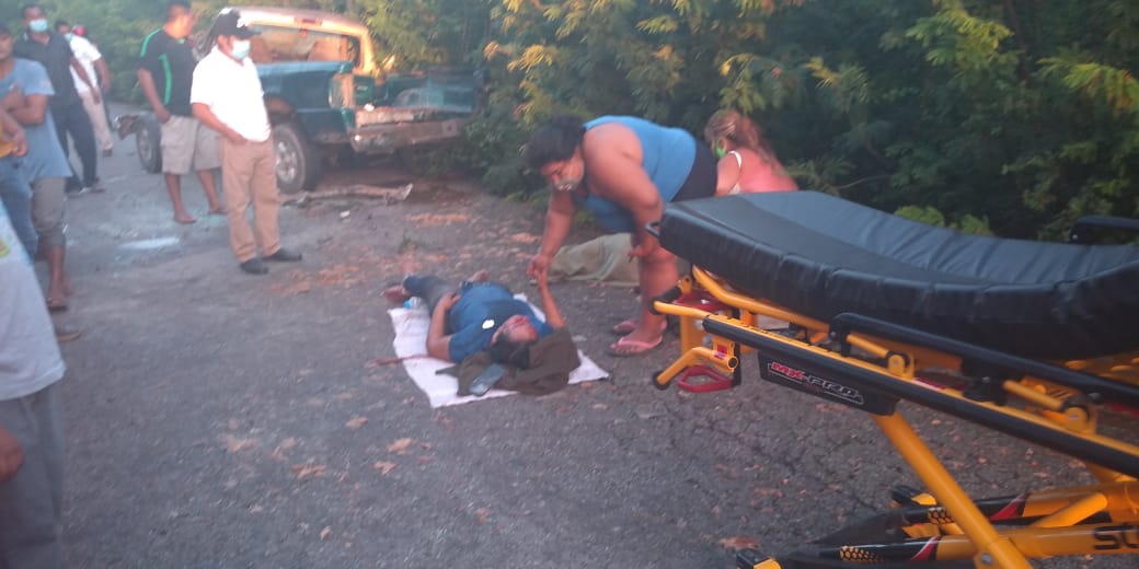 Choca camioneta contra camión estacionado en la carretera a Chiquilá; tres integrantes de una familia sufrieron lesiones de consideración.