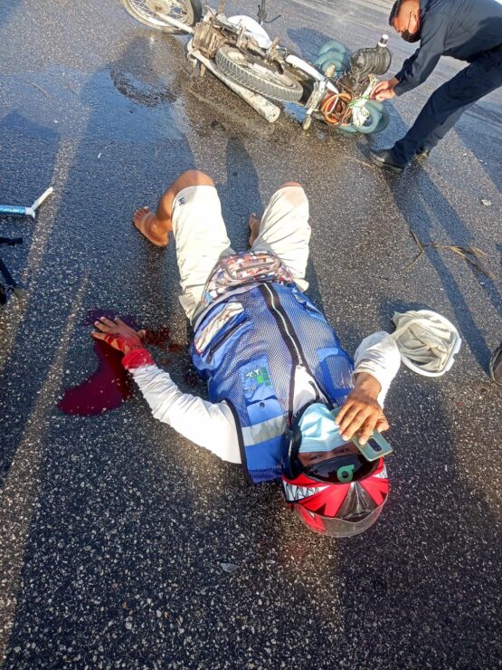 Motociclista sufre aparatosas lesiones en un choque en la Portillo (VIDEO); fue embestido por el conductor de una camioneta que alegó tener la luz verde.