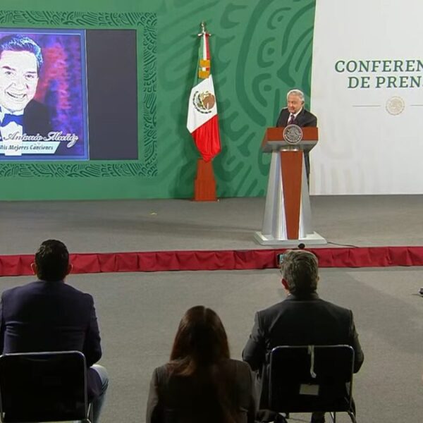 Marco Antonio Muñiz ameniza la mañanera de AMLO